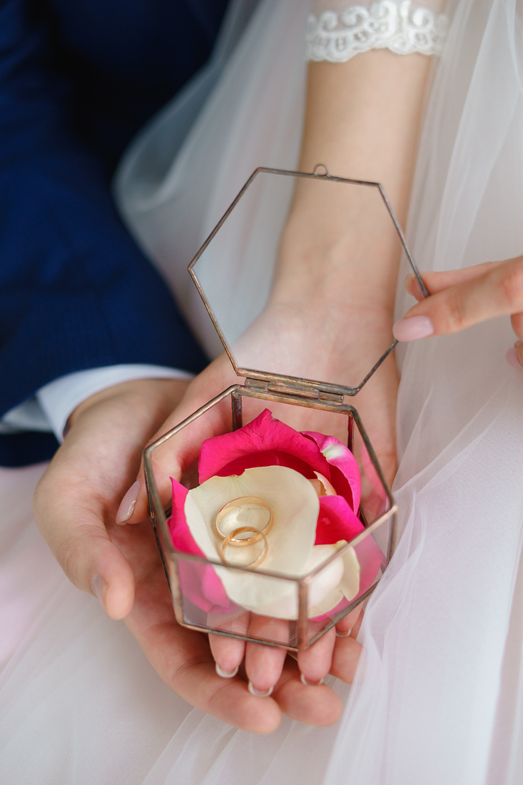 Свадебный Фотограф Запорожье Маша Рихтер кольца в руках крупный план