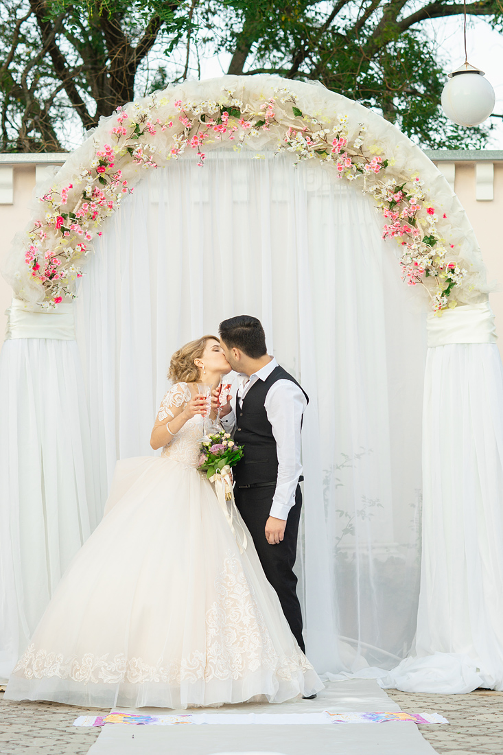 Фотограф Запорожье Маша Рихтер поцелуй арка на свадьбу